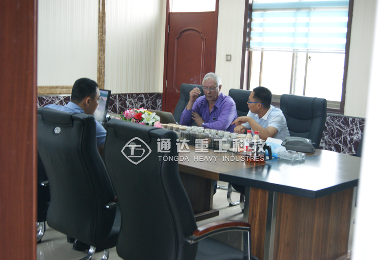 澳洲客戶來通達(dá)重工參觀設(shè)備.jpg