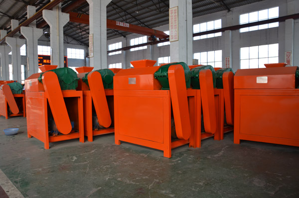 對(duì)輥擠壓造粒機(jī).jpg